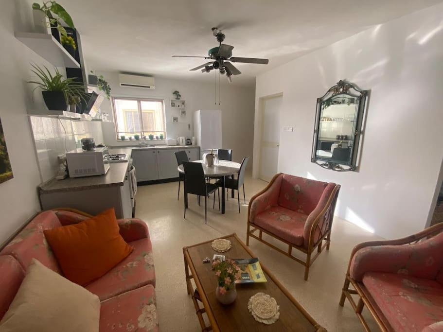 St Paul'S Bay Central Apartment In Qawra St. Paul's Bay Esterno foto